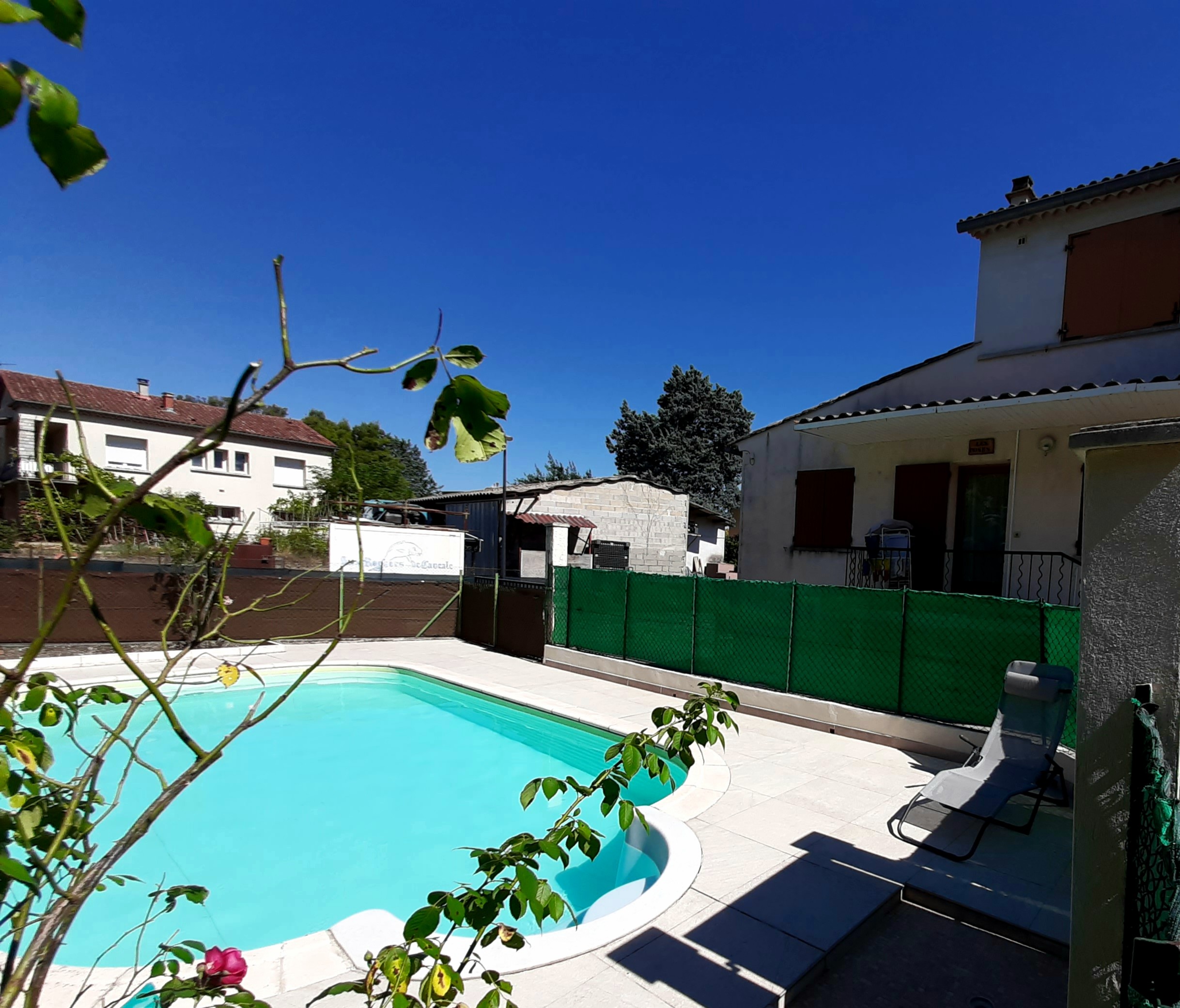 Piscine devant le gîte les roses