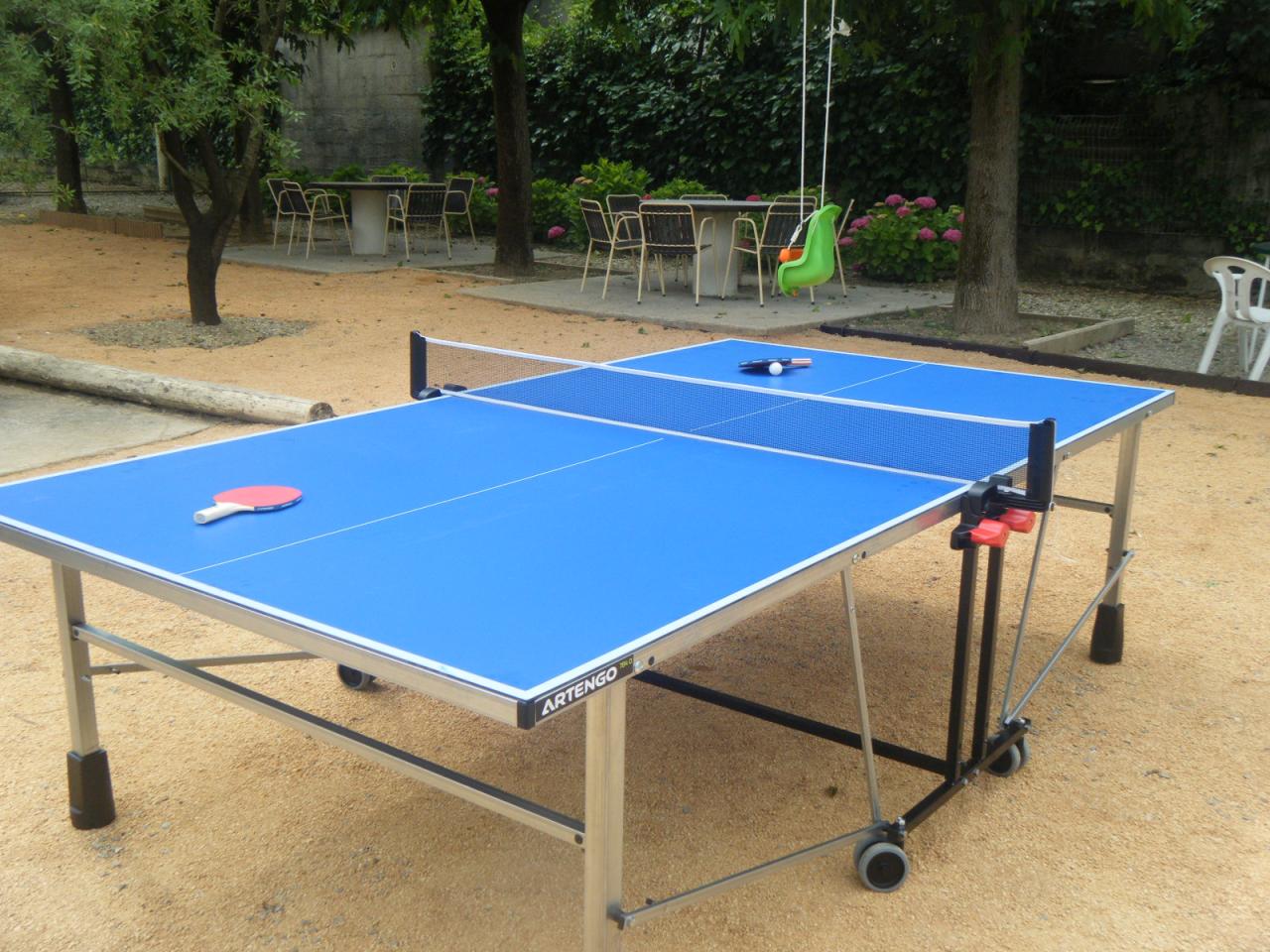 table de tennis aux gites de Lézan Gard aux portes des Cévennes