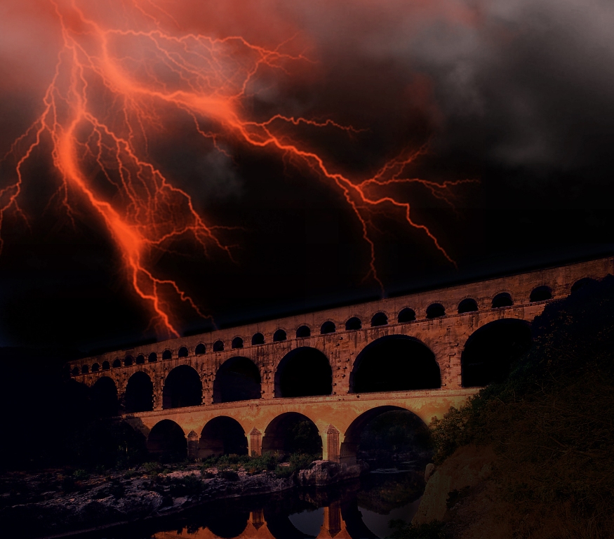 Le pont du Gard un soir d'orage