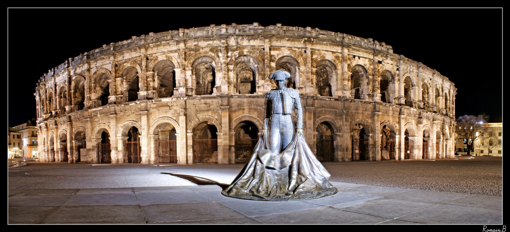Les arènes de Nîmes en nocturne statue de Niméno II 