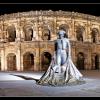 Les arènes de Nîmes en nocturne statue de Niméno II 