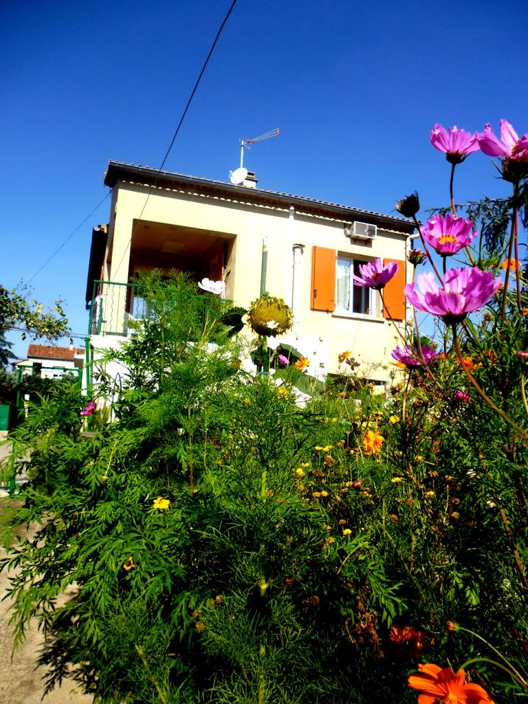 Façade est du gîte la pivoine