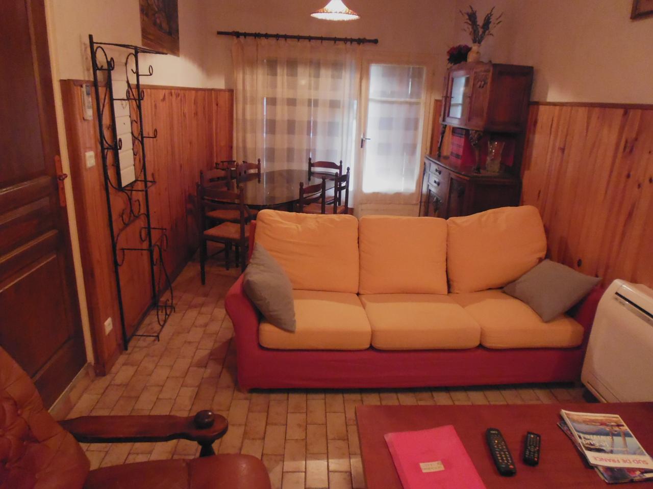 Salon, salle à manger du gîte le romarin Lezan Gard