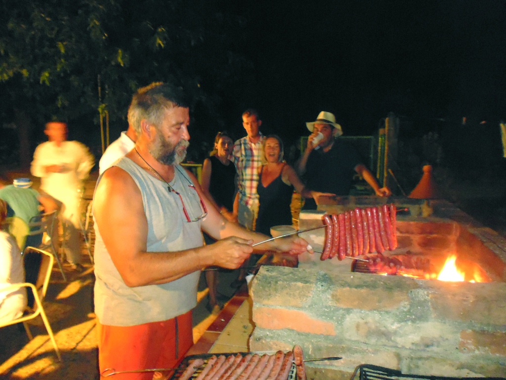 Grillades lors de l'apéro accueil des vacanciers.