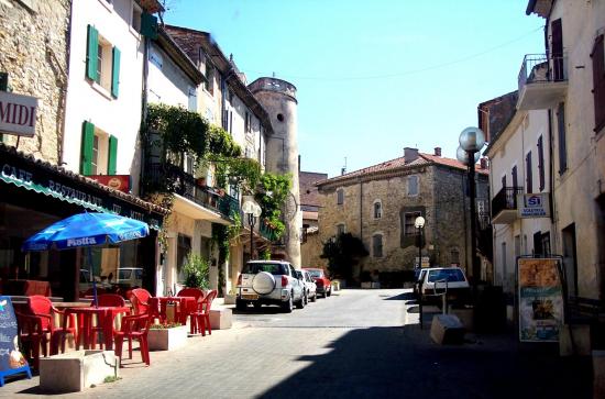 Place du chateau à Lézan